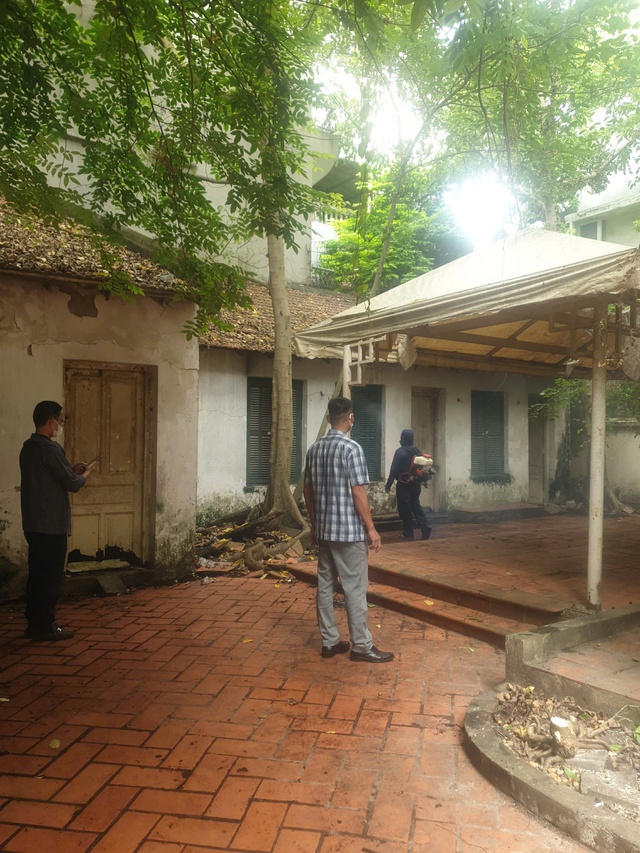 Phường Cửa Nam: Huy động lực lượng dọn sạch rác biệt thự số 12 Nguyễn Chế Nghĩa- Ảnh 3.