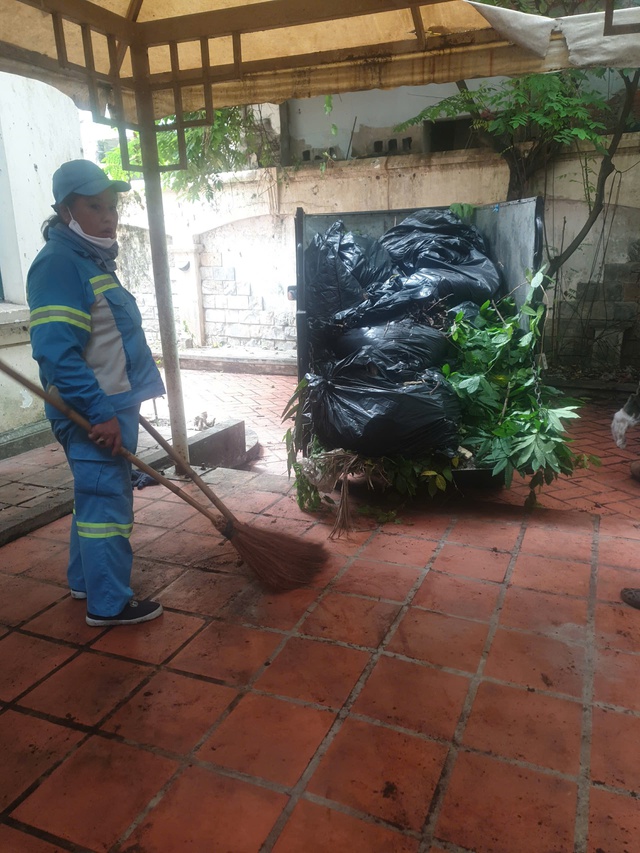 Phường Cửa Nam: Huy động lực lượng dọn sạch rác biệt thự số 12 Nguyễn Chế Nghĩa- Ảnh 4.