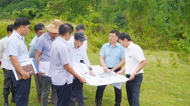 TP. Huế: Phó Chủ tịch Thường trực UBND TP kiểm tra thực địa xây dựng trường phổ thông nội trú liên cấp- Ảnh 1.
