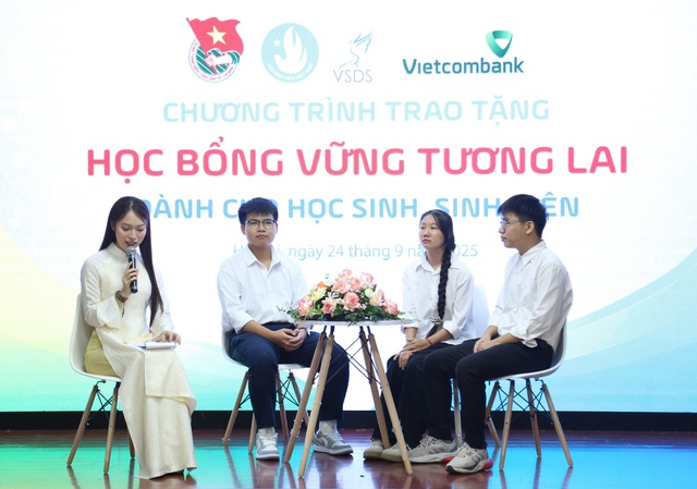 Trao học bổng “Vững tương lai” năm học 2024 - 2025- Ảnh 1.