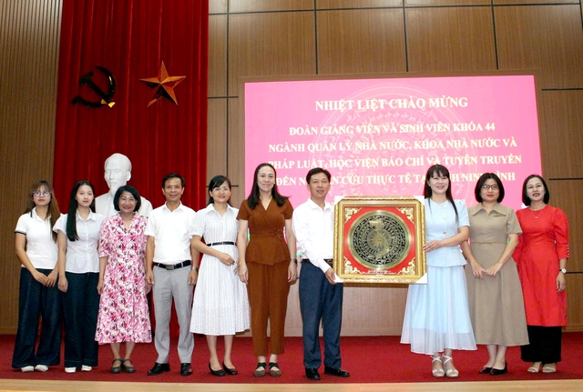 Sinh viên Học viện Báo chí và Tuyên truyền tham gia thực tế chính trị tại tỉnh Ninh Bình- Ảnh 3.
