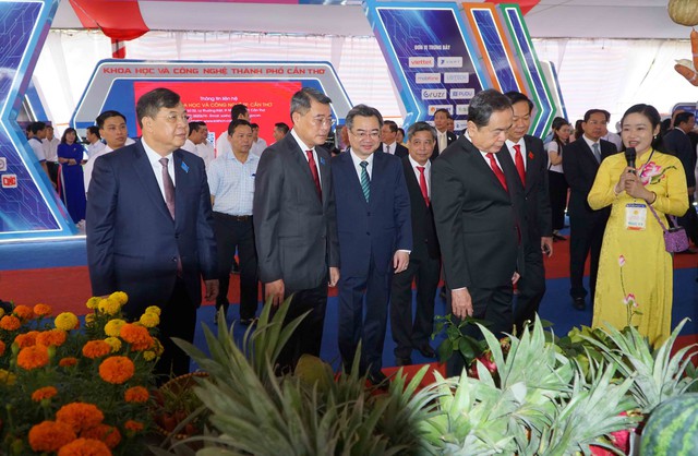 Chủ tịch Quốc hội Trần Thanh Mẫn tham quan triển lãm thành tựu TP Cần Thơ, nhiệm kỳ 2020-2025- Ảnh 4.