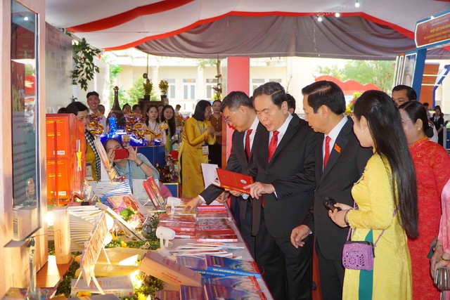 Chủ tịch Quốc hội Trần Thanh Mẫn tham quan triển lãm thành tựu TP Cần Thơ, nhiệm kỳ 2020-2025- Ảnh 3.