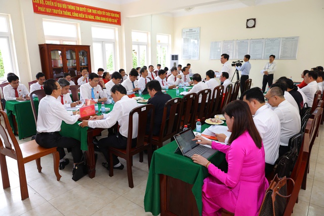 Đại biểu Đại hội Đảng bộ TP Cần Thơ dành thời gian cho thảo luận các Văn kiện Đại hội- Ảnh 2.