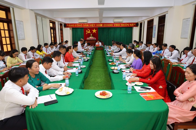Đại biểu Đại hội Đảng bộ TP Cần Thơ dành thời gian cho thảo luận các Văn kiện Đại hội- Ảnh 3.