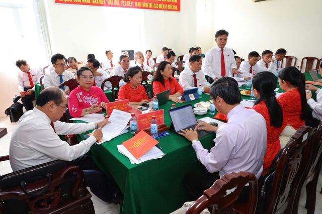 Đại biểu Đại hội Đảng bộ TP Cần Thơ dành thời gian cho thảo luận các Văn kiện Đại hội- Ảnh 4.