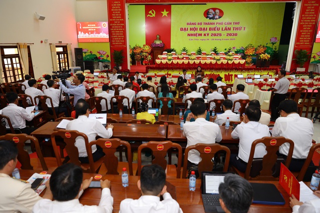 Đại biểu Đại hội Đảng bộ TP Cần Thơ dành thời gian cho thảo luận các Văn kiện Đại hội- Ảnh 1.