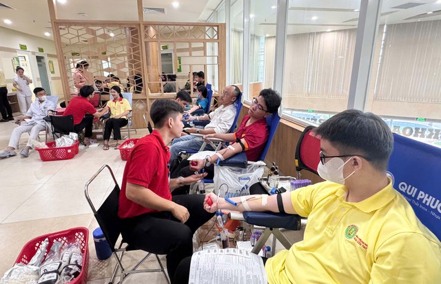 Bệnh viện Đại học Nam Cần Thơ tổ chức Hiến máu nhân đạo- Ảnh 2.