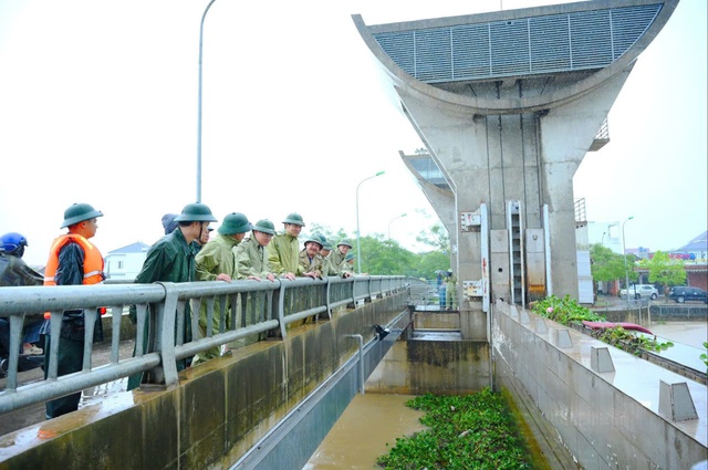 Nghệ An: Kiểm tra thực tế công tác ứng phó với cơn bão Bualoi- Ảnh 1. Nghệ An: Kiểm tra thực tế công tác ứng phó với cơn bão Bualoi- Ảnh 1.
