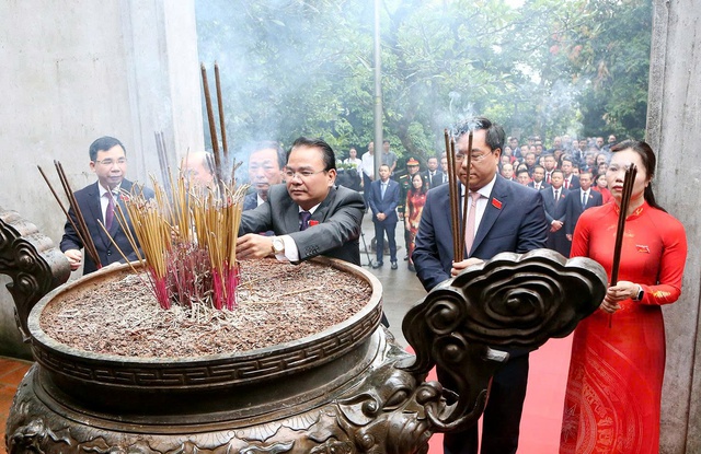 Đoàn đại biểu dự Đại hội đại biểu Đảng bộ tỉnh Phú Thọ dâng hương tưởng niệm các Vua Hùng- Ảnh 2.