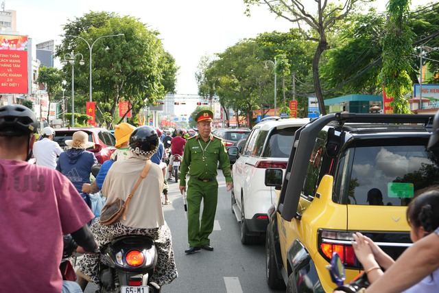 Công an TP Cần Thơ tăng cường bảo đảm TTATGT cho học sinh- Ảnh 3.