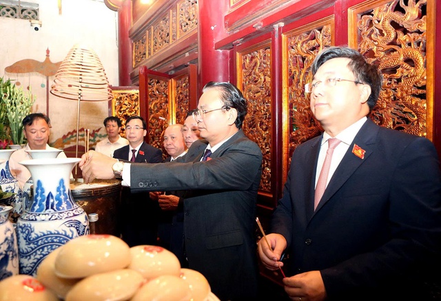 Đoàn đại biểu dự Đại hội đại biểu Đảng bộ tỉnh Phú Thọ dâng hương tưởng niệm các Vua Hùng- Ảnh 5.