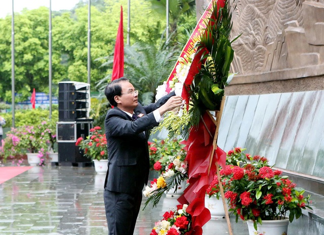 Đoàn đại biểu dự Đại hội đại biểu Đảng bộ tỉnh Phú Thọ dâng hương tưởng niệm các Vua Hùng- Ảnh 4.