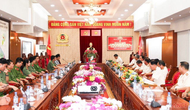 Công an TP Cần Thơ tổ chức Lễ trao Huy hiệu 30 năm tuổi Đảng lần thứ I, nhiệm kỳ 2025-2030- Ảnh 1. Công an TP Cần Thơ tổ chức Lễ trao Huy hiệu 30 năm tuổi Đảng lần thứ I, nhiệm kỳ 2025-2030- Ảnh 1.
