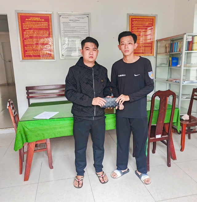 Chiến sĩ Cảnh sát cơ động Cần Thơ trả lại 40 triệu đồng cho người bị mất- Ảnh 1. Chiến sĩ Cảnh sát cơ động Cần Thơ trả lại 40 triệu đồng cho người bị mất- Ảnh 1.