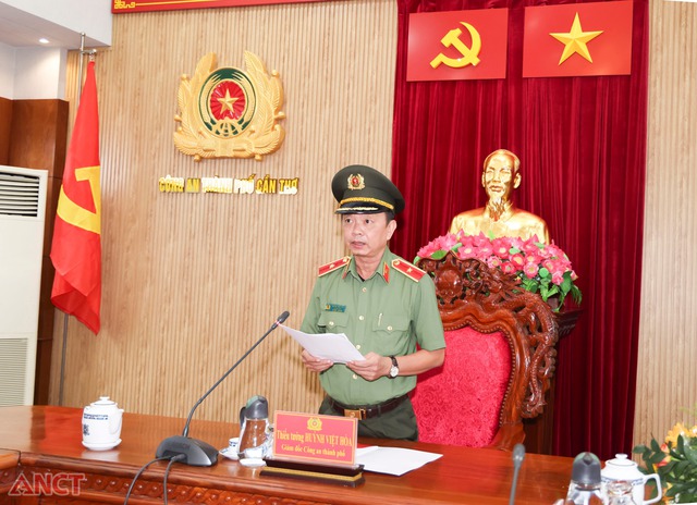 Công an TP Cần Thơ tổ chức Lễ trao Huy hiệu 30 năm tuổi Đảng lần thứ I, nhiệm kỳ 2025-2030- Ảnh 5. Công an TP Cần Thơ tổ chức Lễ trao Huy hiệu 30 năm tuổi Đảng lần thứ I, nhiệm kỳ 2025-2030- Ảnh 5.
