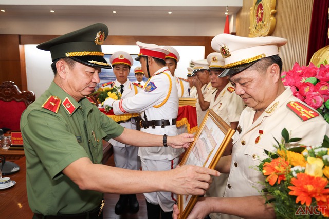 Công an TP Cần Thơ tổ chức Lễ trao Huy hiệu 30 năm tuổi Đảng lần thứ I, nhiệm kỳ 2025-2030- Ảnh 2. Công an TP Cần Thơ tổ chức Lễ trao Huy hiệu 30 năm tuổi Đảng lần thứ I, nhiệm kỳ 2025-2030- Ảnh 2.