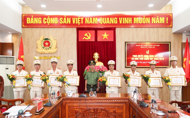 Công an TP Cần Thơ tổ chức Lễ trao Huy hiệu 30 năm tuổi Đảng lần thứ I, nhiệm kỳ 2025-2030- Ảnh 3. Công an TP Cần Thơ tổ chức Lễ trao Huy hiệu 30 năm tuổi Đảng lần thứ I, nhiệm kỳ 2025-2030- Ảnh 3.