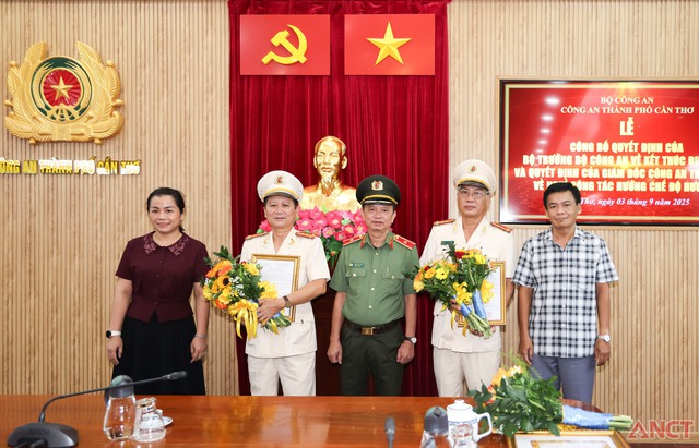 Công an TP Cần Thơ tổ chức Lễ trao Huy hiệu 30 năm tuổi Đảng lần thứ I, nhiệm kỳ 2025-2030- Ảnh 4. Công an TP Cần Thơ tổ chức Lễ trao Huy hiệu 30 năm tuổi Đảng lần thứ I, nhiệm kỳ 2025-2030- Ảnh 4.