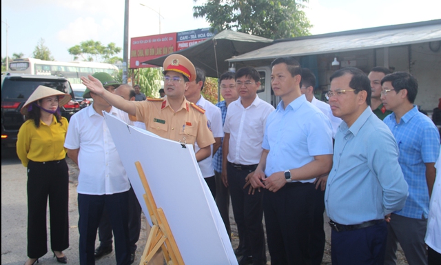 Chủ tịch UBND tỉnh Bắc Ninh chỉ đạo khẩn cấp khắc phục ùn tắc giao thông tại khu công nghiệp- Ảnh 1. Chủ tịch UBND tỉnh Bắc Ninh chỉ đạo khẩn cấp khắc phục ùn tắc giao thông tại khu công nghiệp- Ảnh 1.