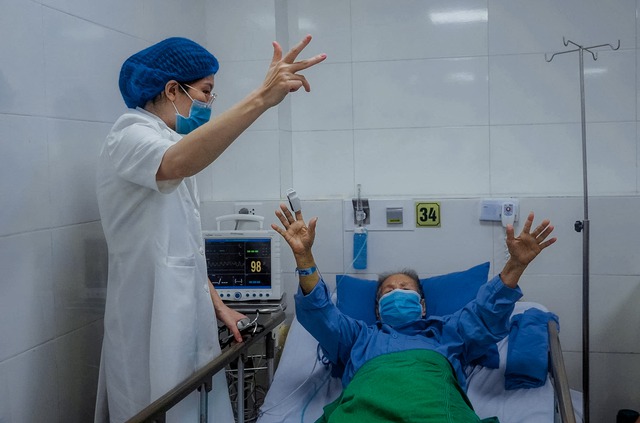 Bệnh viện Đa khoa Trung ương Cần Thơ: Can thiệp thành công túi phình mạch não cho cụ bà 90 tuổi- Ảnh 4. Bệnh viện Đa khoa Trung ương Cần Thơ: Can thiệp thành công túi phình mạch não cho cụ bà 90 tuổi- Ảnh 4.