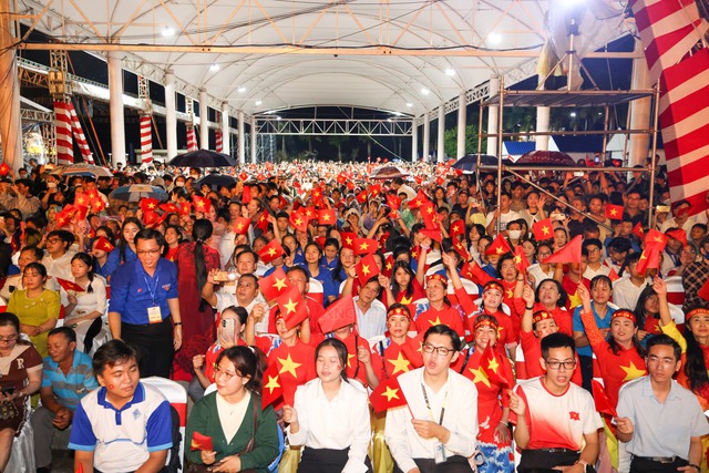 Cần Thơ: Rực rỡ chương trình nghệ thuật kỷ niệm 80 năm Quốc khánh 2/9- Ảnh 8. Cần Thơ: Rực rỡ chương trình nghệ thuật kỷ niệm 80 năm Quốc khánh 2/9- Ảnh 8.