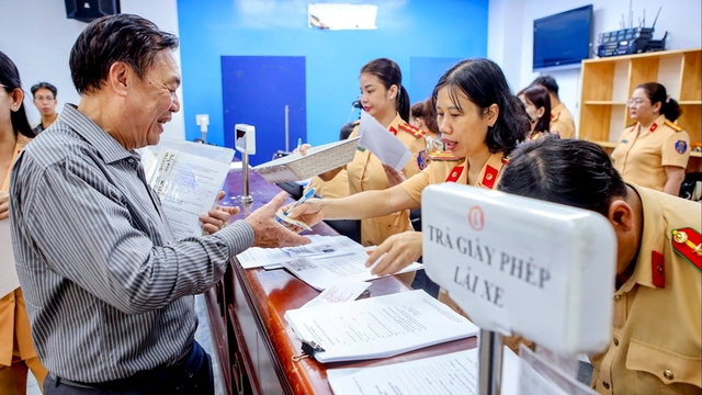 Tin vui cho hàng trăm nghìn người Việt Nam: Thủ tướng phê duyệt giảm 30% lệ phí một thủ tục hành chính- Ảnh 1. Tin vui cho hàng trăm nghìn người Việt Nam: Thủ tướng phê duyệt giảm 30% lệ phí một thủ tục hành chính- Ảnh 1.