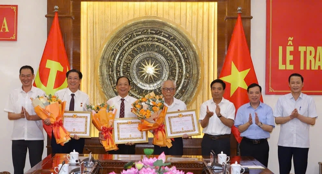Thanh Hóa: Trao tặng Huy hiệu Đảng cho các đồng chí nguyên lãnh đạo tỉnh- Ảnh 3. Thanh Hóa: Trao tặng Huy hiệu Đảng cho các đồng chí nguyên lãnh đạo tỉnh- Ảnh 3.