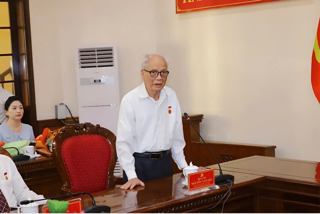 Thanh Hóa: Trao tặng Huy hiệu Đảng cho các đồng chí nguyên lãnh đạo tỉnh- Ảnh 2. Thanh Hóa: Trao tặng Huy hiệu Đảng cho các đồng chí nguyên lãnh đạo tỉnh- Ảnh 2.