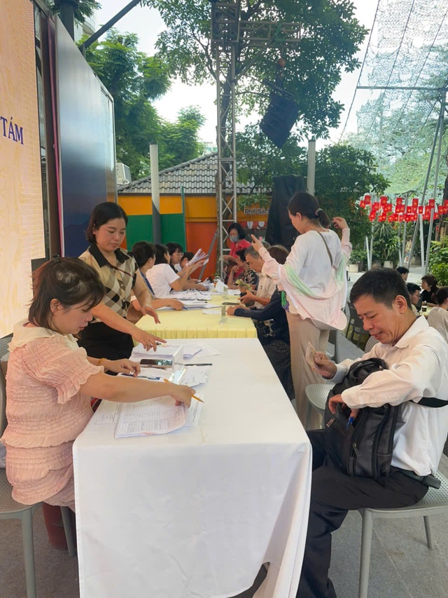 Phường Cửa Nam: Tích cực chi trả tiền quà kỷ niệm Quốc khánh 2/9 tới người dân- Ảnh 4. Phường Cửa Nam: Tích cực chi trả tiền quà kỷ niệm Quốc khánh 2/9 tới người dân- Ảnh 4.