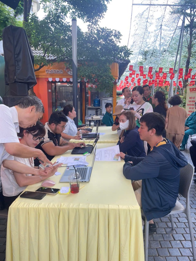 Phường Cửa Nam: Tích cực chi trả tiền quà kỷ niệm Quốc khánh 2/9 tới người dân- Ảnh 3. Phường Cửa Nam: Tích cực chi trả tiền quà kỷ niệm Quốc khánh 2/9 tới người dân- Ảnh 3.