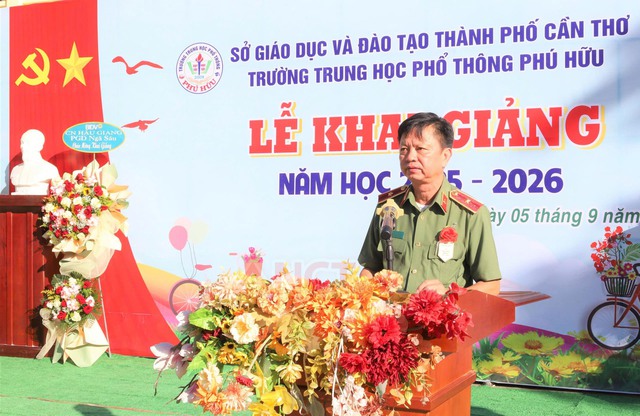 Thiếu tướng Huỳnh Việt Hòa, Giám đốc Công an TP Cần Thơ dự khai giảng năm học mới Trường THPT Phú Hữu- Ảnh 3. Thiếu tướng Huỳnh Việt Hòa, Giám đốc Công an TP Cần Thơ dự khai giảng năm học mới Trường THPT Phú Hữu- Ảnh 3.
