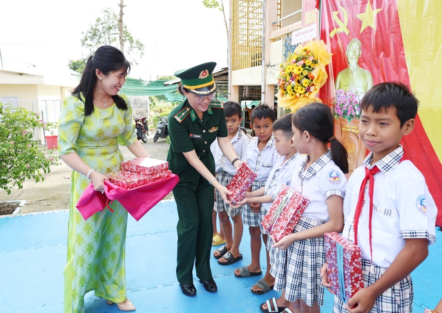 BĐBP tỉnh An Giang: Hàng nghìn quyển vở yêu thương được trao đầu năm học mới- Ảnh 1. BĐBP tỉnh An Giang: Hàng nghìn quyển vở yêu thương được trao đầu năm học mới- Ảnh 1.