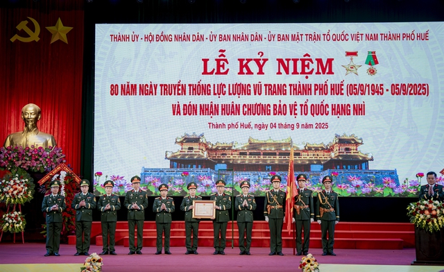 Thành phố Huế: Lực lượng vũ trang đón nhận Huân chương Bảo vệ Tổ quốc hạng Nhì- Ảnh 3. Thành phố Huế: Lực lượng vũ trang đón nhận Huân chương Bảo vệ Tổ quốc hạng Nhì- Ảnh 3.