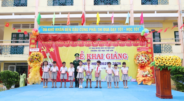 BĐBP tỉnh An Giang: Hàng nghìn quyển vở yêu thương được trao đầu năm học mới- Ảnh 2. BĐBP tỉnh An Giang: Hàng nghìn quyển vở yêu thương được trao đầu năm học mới- Ảnh 2.