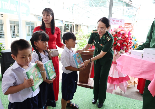 BĐBP tỉnh An Giang: Hàng nghìn quyển vở yêu thương được trao đầu năm học mới- Ảnh 3. BĐBP tỉnh An Giang: Hàng nghìn quyển vở yêu thương được trao đầu năm học mới- Ảnh 3.