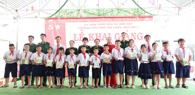 BĐBP tỉnh An Giang: Hàng nghìn quyển vở yêu thương được trao đầu năm học mới- Ảnh 4. BĐBP tỉnh An Giang: Hàng nghìn quyển vở yêu thương được trao đầu năm học mới- Ảnh 4.