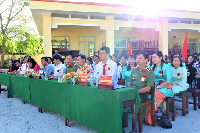 Thiếu tướng Huỳnh Việt Hòa, Giám đốc Công an TP Cần Thơ dự khai giảng năm học mới Trường THPT Phú Hữu- Ảnh 2. Thiếu tướng Huỳnh Việt Hòa, Giám đốc Công an TP Cần Thơ dự khai giảng năm học mới Trường THPT Phú Hữu- Ảnh 2.