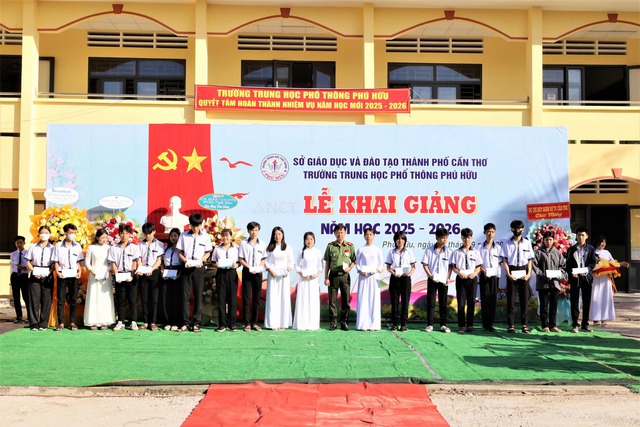 Thiếu tướng Huỳnh Việt Hòa, Giám đốc Công an TP Cần Thơ dự khai giảng năm học mới Trường THPT Phú Hữu- Ảnh 5. Thiếu tướng Huỳnh Việt Hòa, Giám đốc Công an TP Cần Thơ dự khai giảng năm học mới Trường THPT Phú Hữu- Ảnh 5.