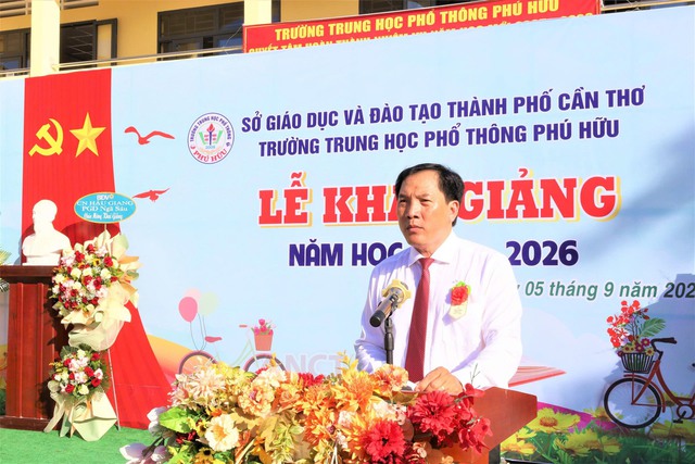 Thiếu tướng Huỳnh Việt Hòa, Giám đốc Công an TP Cần Thơ dự khai giảng năm học mới Trường THPT Phú Hữu- Ảnh 6. Thiếu tướng Huỳnh Việt Hòa, Giám đốc Công an TP Cần Thơ dự khai giảng năm học mới Trường THPT Phú Hữu- Ảnh 6.