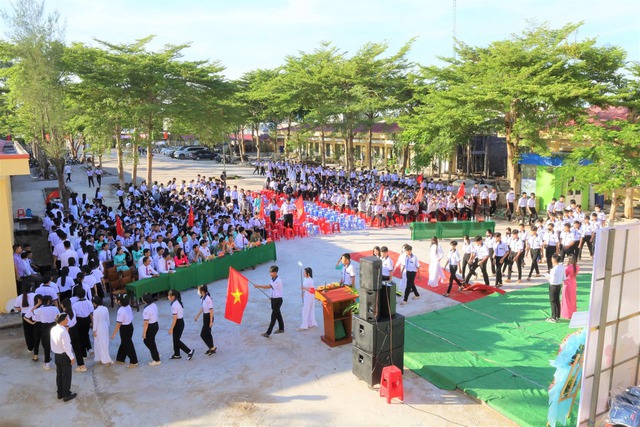 Thiếu tướng Huỳnh Việt Hòa, Giám đốc Công an TP Cần Thơ dự khai giảng năm học mới Trường THPT Phú Hữu- Ảnh 1. Thiếu tướng Huỳnh Việt Hòa, Giám đốc Công an TP Cần Thơ dự khai giảng năm học mới Trường THPT Phú Hữu- Ảnh 1.