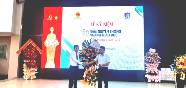 Học sinh Trường THPT Nguyễn Gia Thiều hân hoan dự Lễ khai giảng năm học mới 2025-2026- Ảnh 2. Học sinh Trường THPT Nguyễn Gia Thiều hân hoan dự Lễ khai giảng năm học mới 2025-2026- Ảnh 2.