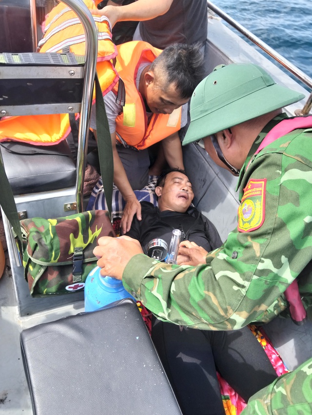 Đồn Biên phòng Cô Tô kịp thời cứu nạn ngư dân giữa biển khơi- Ảnh 1. Đồn Biên phòng Cô Tô kịp thời cứu nạn ngư dân giữa biển khơi- Ảnh 1.