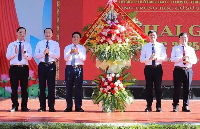 Thanh Hóa: Gần 1 triệu học sinh hân hoan trong ngày khai giảng- Ảnh 3. Thanh Hóa: Gần 1 triệu học sinh hân hoan trong ngày khai giảng- Ảnh 3.