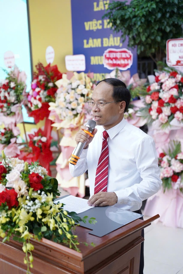 Thầy Hiệu trưởng Trường THPT Khương Đình phát biểu tại Lễ khai giảng năm học 2025 - 2026.