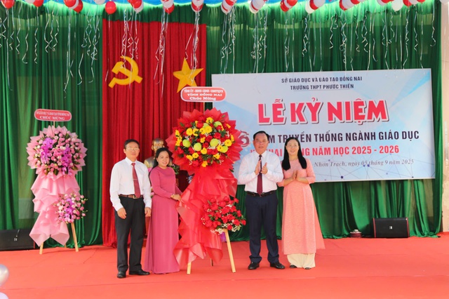 Đồng Nai: Học sinh phấn khởi bước vào năm học mới- Ảnh 1.
