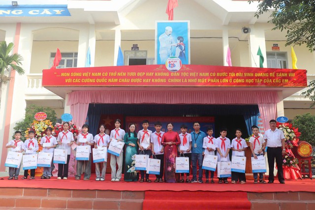 Công đoàn Bắc Ninh đồng hành cùng học sinh vượt khó nhân dịp khai giảng năm học mới 2025–2026- Ảnh 3. Công đoàn Bắc Ninh đồng hành cùng học sinh vượt khó nhân dịp khai giảng năm học mới 2025–2026- Ảnh 3.