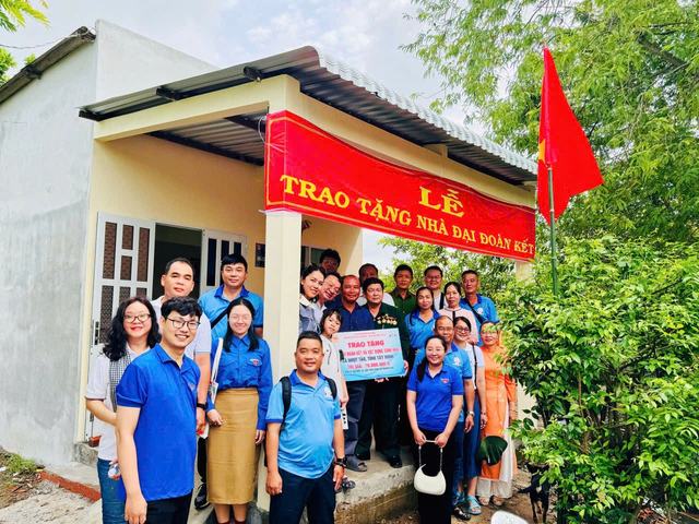 Trung tâm Trợ giúp Pháp lý Nhà nước số 1: Trao tặng nhà Đại đoàn kết- Ảnh 2. Trung tâm Trợ giúp Pháp lý Nhà nước số 1: Trao tặng nhà Đại đoàn kết- Ảnh 2.
