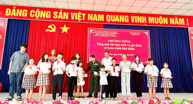 Trung tâm Trợ giúp Pháp lý Nhà nước số 1: Trao tặng nhà Đại đoàn kết- Ảnh 3. Trung tâm Trợ giúp Pháp lý Nhà nước số 1: Trao tặng nhà Đại đoàn kết- Ảnh 3.