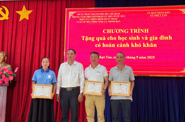 Trung tâm Trợ giúp Pháp lý Nhà nước số 1: Trao tặng nhà Đại đoàn kết- Ảnh 4. Trung tâm Trợ giúp Pháp lý Nhà nước số 1: Trao tặng nhà Đại đoàn kết- Ảnh 4.